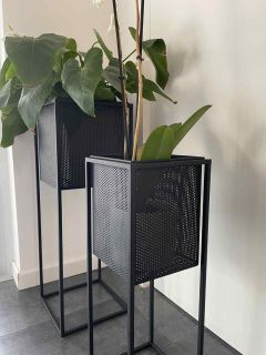 Porta Vaso Quadrato con piedistallo in metallo – 20x20 H56,5 Cm
